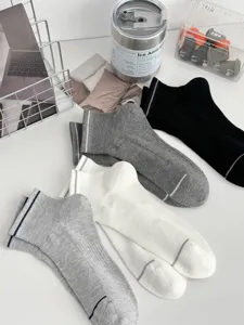 Κλασικές μινιμαλιστικές casual βαμβακερές κάλτσες διαπνέουσες κομψή λεπτομέρεια