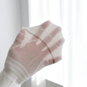 Calzini uomo bianchi in rete traspirante dettaglio, estate elastico comodo design morbido.