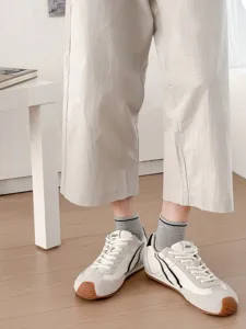Calzini bassi da uomo in cotone traspirante stile coreano con eleganti strisce nere e bianche.