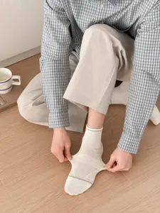 Dettaglio calze in rete traspirante da uomo, comodo misto cotone per abbigliamento.