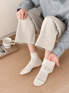 Calzini bassi da uomo traspiranti con design a rete bianca per il massimo comfort quotidiano.