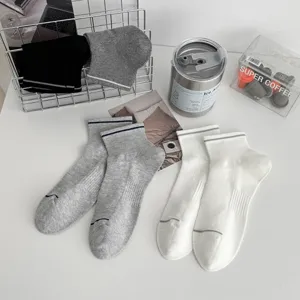 Calzini bassi classici da uomo in cotone nero, bianco e grigio. Traspiranti, comodi e stilosi.