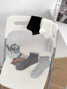 Vista dettagliata di calzini corti classici da uomo in nero, bianco e grigio.