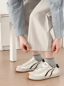 Vista di dettaglio di calzini casual da uomo abbinati a sneakers retrò e abbigliamento.