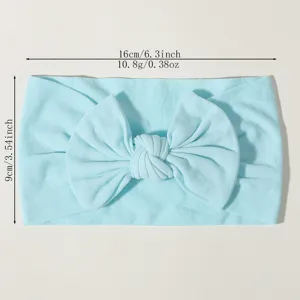 Detailansicht mit Abmessungen des hellblauen, weichen, elastischen Baby-Nylon-Stirnbands.