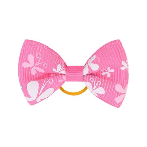 Dettaglio di elastico per capelli con fiocco in grosgrain rosa e farfalle