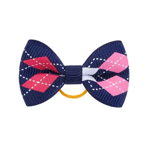 Primo piano di un fiocco per capelli in gros-grain blu con stampa a rombi rosa