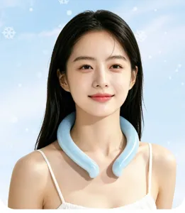 Mannequin asiatique portant un anneau de cou rafraîchissant bleu à paillettes en été