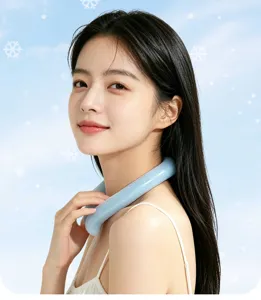 Femme asiatique portant un anneau de cou rafraîchissant bleu clair pour se rafraîchir en été.