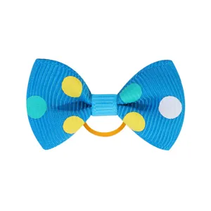 Dettaglio dell'elastico per capelli per bambini con fiocco blu e pois colorati qui