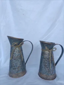 Λεπτομερής όψη vintage σιδερένιων βάζων με ανάγλυφα σχέδια καρδιάς από φύλλα και σπάγκο.