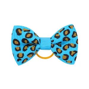 Dettaglio dell'elastico per capelli con fiocco blu in grosgrain e stampa leopardata