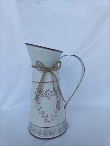 Shabby chic λευκό μεταλλικό βάζο με ανάγλυφο σχέδιο καρδιάς και διακοσμητικό φιόγκο σπάγκου