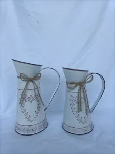 Σετ δύο λευκά vintage μεταλλικά βάζα κανάτα με σχέδιο καρδιάς και φιόγκο από σπάγκο