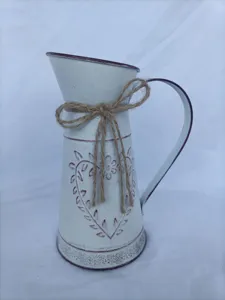 Ρουστίκ vintage λευκό μεταλλικό βάζο με σχέδιο καρδιάς και σπάγκο από γιούτα διακόσμηση