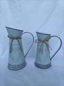 Λεπτομέρεια από shabby chic μεταλλικά βάζα κανάτες με ανάγλυφο σχέδιο καρδιάς