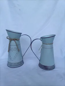 Vintage γαλάζιο σιδερένιο βάζο κανάτα με ανάγλυφη καρδιά και σπάγκο