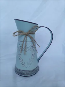 Όμορφο vintage γαλάζιο σιδερένιο βάζο κανάτα με ανάγλυφη καρδιά και φιόγκο γιούτας