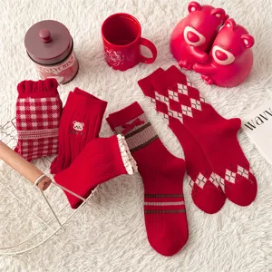 Herbst Winter Retro rote Baumwollsocken Detail, Rautenmuster und Bärenstickerei.