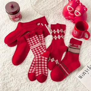 Rote Baumwollsocken für Damen, winterliche Retro Argyle und karierte festliche Socken.