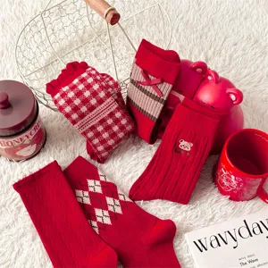 Retro rote Winter-Baumwollsocken mit Mustern, stilvolles Mittelsocken-Design für Damen.