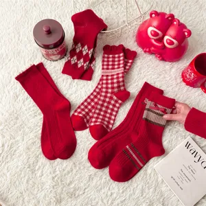 Damen rote festive Retro Rauten Baumwoll Socken, bequeme atmungsaktive warme Wintersocken.