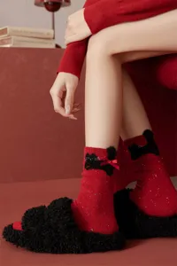Red wool speckle yarn mid-tube women socks with cute black cat and red bow, warm winter wear.