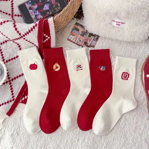 Damen Chinesischer Stil Bestickte Wadenhohe Baumwollsocken Festlicher Tanzlöwe Apfel Neujahr Rot Off-White Socken