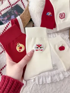 Festliche bestickte Baumwoll-Mittelsocken für Damen mit niedlichen Neujahrsmotiven.