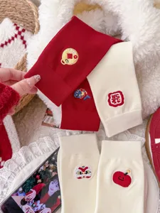 Nahaufnahme von chinesischen Neujahr Baumwollsocken mit Stickerei wie Löwentanz und Fisch.