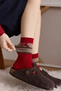 Detailansicht von Damen Herbst Winter Retro Strick Baumwoll Socken mit Schleife und Streifen.