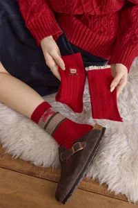 Gemütliche rote Baumwoll-Mittelsocken mit süßem Bären-Stickmuster im festlichen Stil.