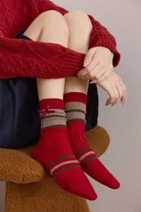 Bequeme rote Damen Retro Wadenstrümpfe mit stilvollen Streifen und niedlicher Schleife.