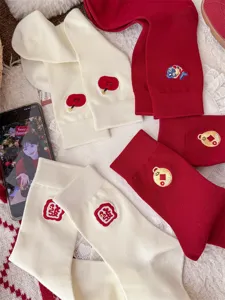 Festliche rote und weiße Baumwollsocken mit traditioneller Stickerei für Damen.
