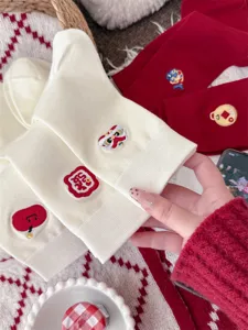 Damen rote und weiße Baumwollsocken mit niedlicher chinesischer Neujahrsstickerei.