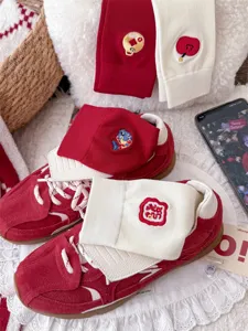Rote Neujahrs-Socken und Retro-Sneaker-Set, festliche Stickerei für glückliche Feiertage.