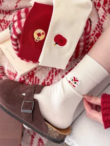 Chinesische Neujahr festliche bestickte Baumwollsocken mit niedlichem Löwen und Glücksmünzen.