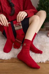 Rote warme Wintersocken für Damen mit feiner Schleife und elastischem Rippenstrick.