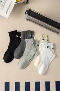 Calze uomo cotone costine sportive con ricamo freccia nero grigio bianco multipack