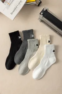 Calze sportive da uomo in cotone pettinato con ricamo a freccia, colori nero, bianco e grigio.