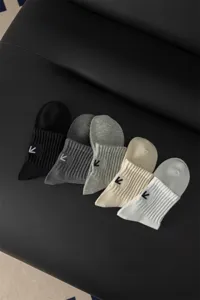 Calzini uomo in cotone pettinato con logo freccia ricamato, set sportivo nero bianco grigio.