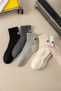 Calze da uomo in cotone pettinato con ricamo, comode calze sportive in colori neutri assortiti.