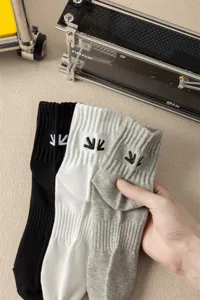 Calze mezza gamba uomo cotone pettinato nero bianco grigio con ricamo freccia stile.