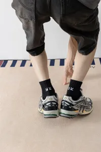 Calzini da uomo a tubo medio in cotone pettinato con elegante ricamo bianco, comodi e traspiranti.