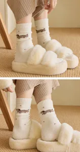 Calcetines de invierno de felpa acogedores con bordado de perrito y pantuflas suaves.