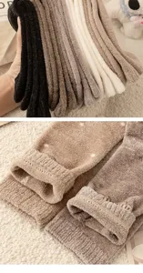 Detalle de calcetines térmicos suaves y mullidos con tejido de felpa y puño acanalado elástico.