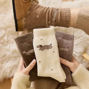 Calcetines de invierno cálidos y suaves para mujer con bonito patrón de perro tejido.