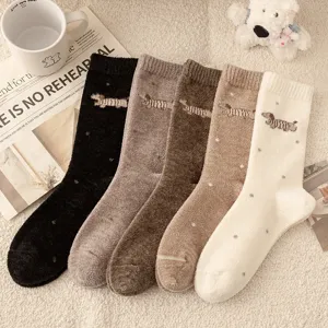 Cómodos calcetines de invierno de tubo medio de felpa con lindo diseño de perrito para mujer.