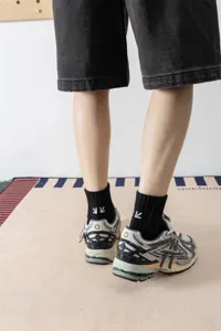 Calze di cotone da uomo a metà tubo con ricamo a freccia, traspiranti per giovani alla moda.