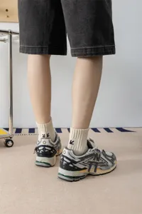 Calze da uomo in cotone pettinato a metà altezza con elegante ricamo a freccia.